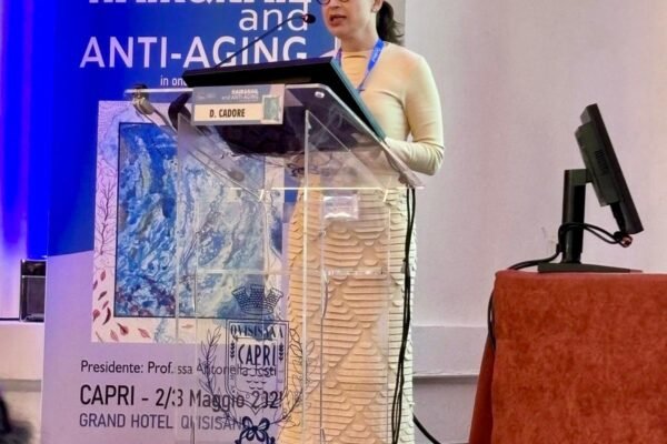 Palestra na Itália: médica catarinense é convidada para ministrar palestra para dermatologistas Dra Debora Cadore medica de Florianopolis palestrando em importante evento para dermatologistas em Capri na Italia